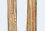 Par de colunas barrocas de madeira com resquíci... - Par de colunas barrocas de madeira com resquícios de douração e pintura, capitel  compósito   base torcida salomônica.
