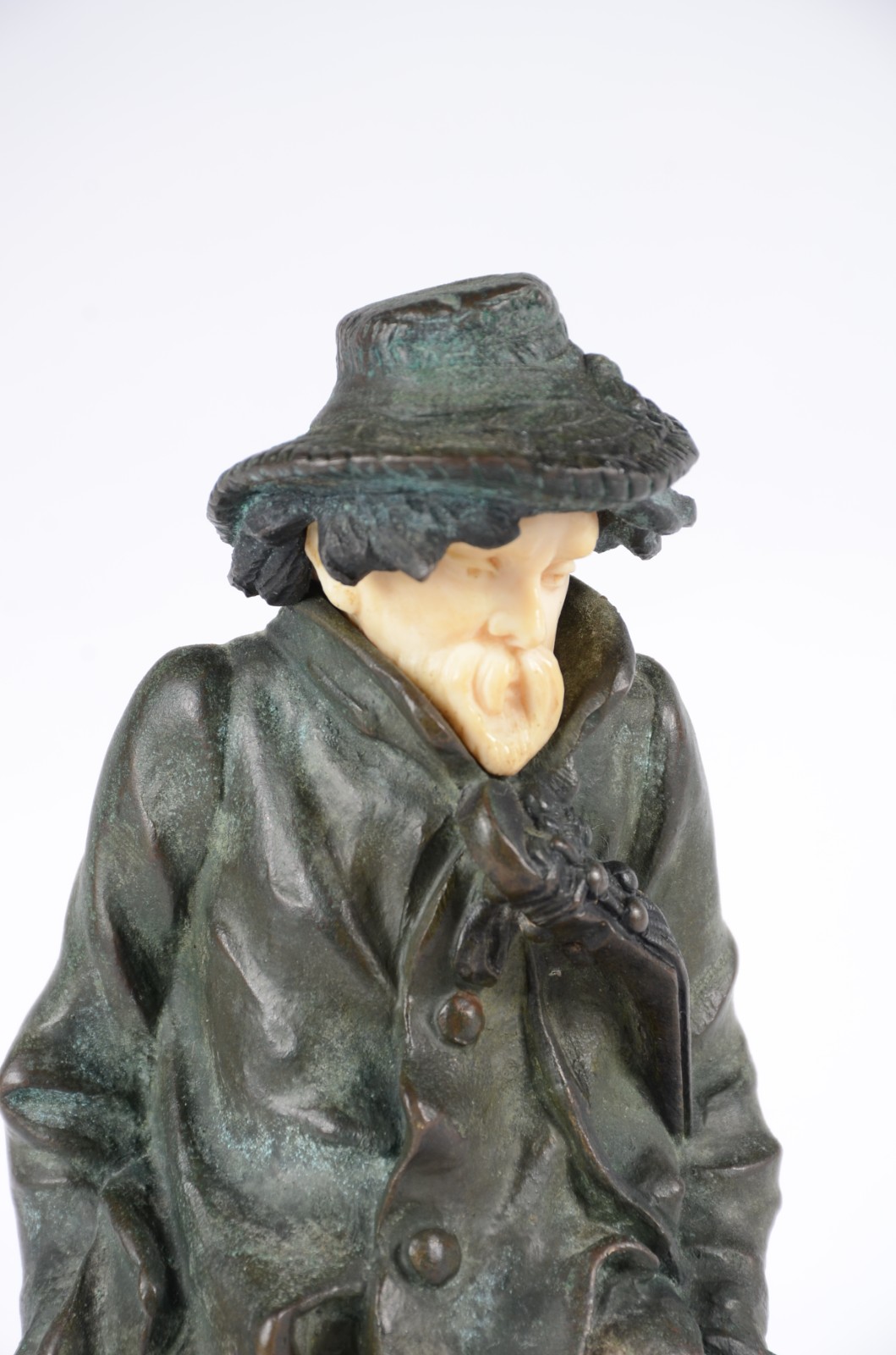 Escultura de bronze com marfim representando violinista, base de... - foto 3 de 8