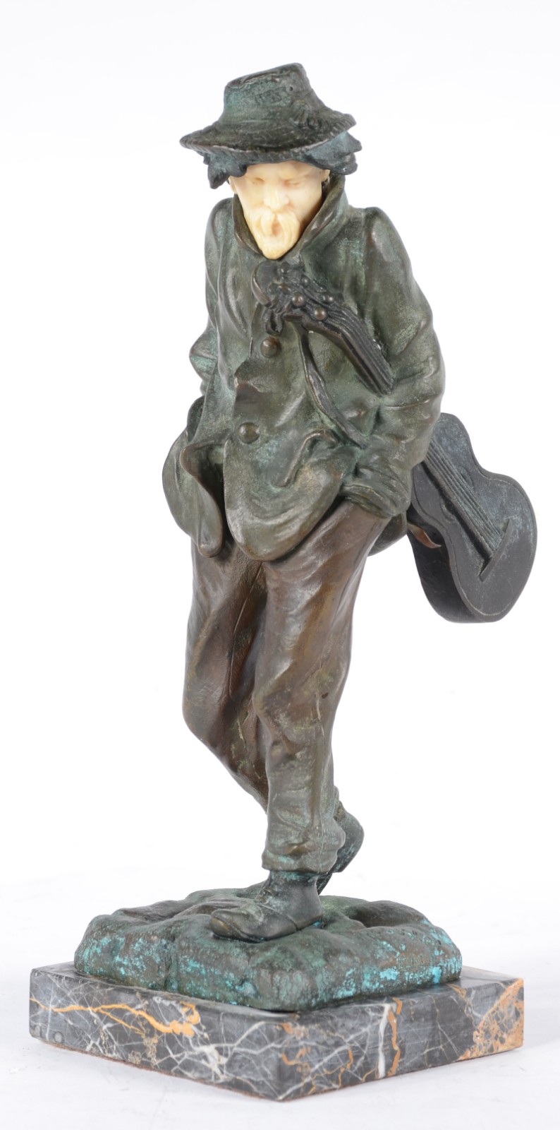 Escultura de bronze com marfim representando violinista, base de... - foto 1 de 8