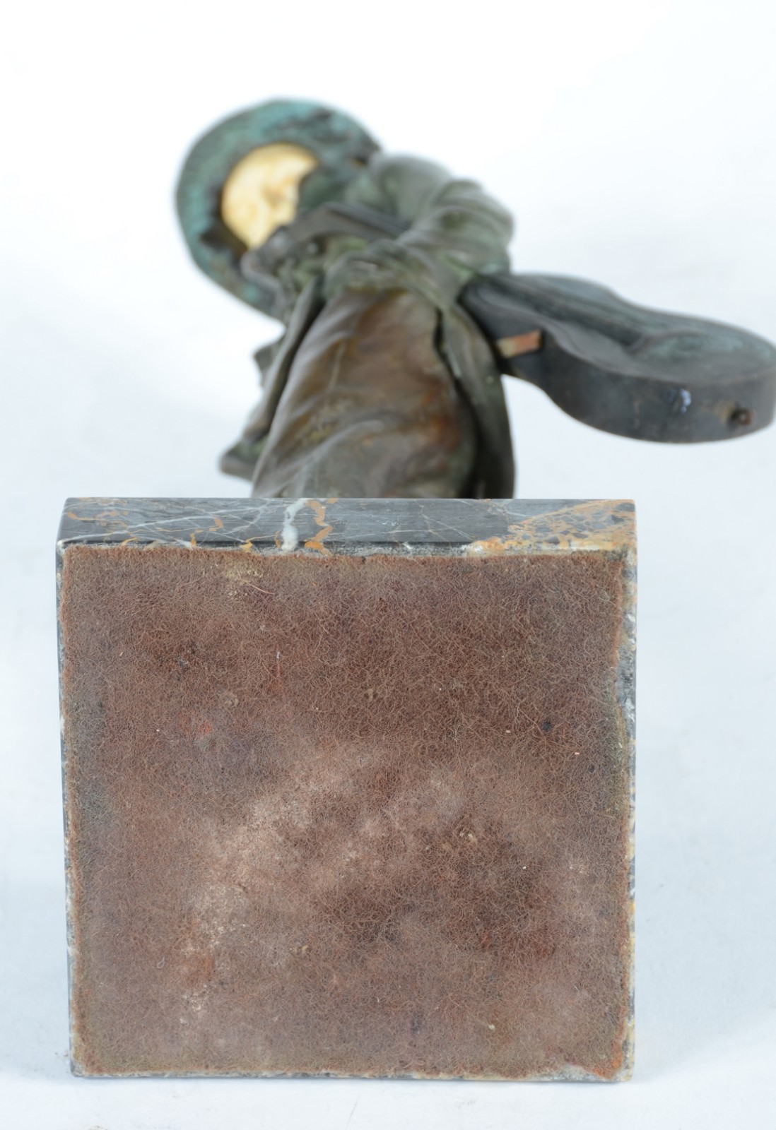 Escultura de bronze com marfim representando violinista, base de... - foto 8 de 8