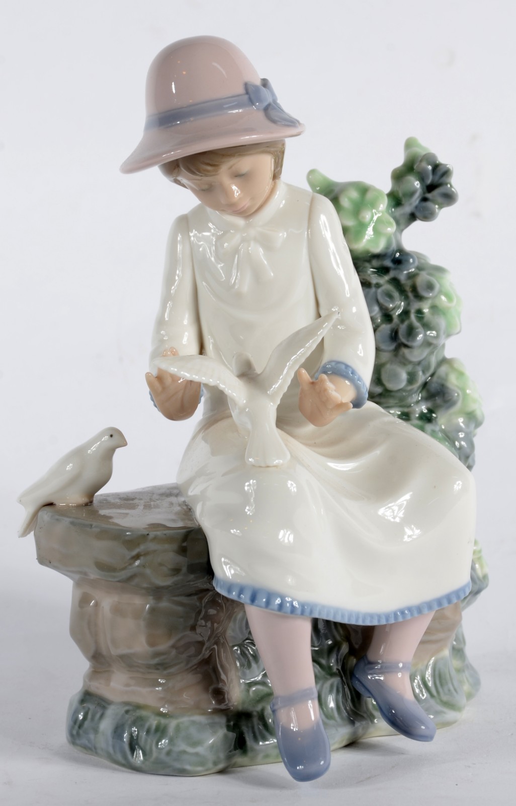 Escultura do porcelana espanhola policromada representando menina com... - foto 1 de 10