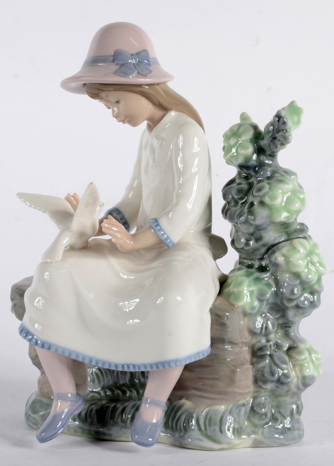 Escultura do porcelana espanhola policromada representando menina com... - foto 2 de 10