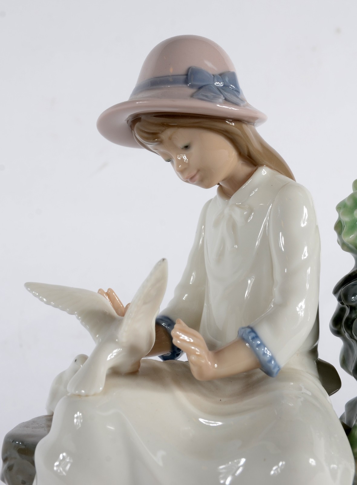 Escultura do porcelana espanhola policromada representando menina com... - foto 4 de 10
