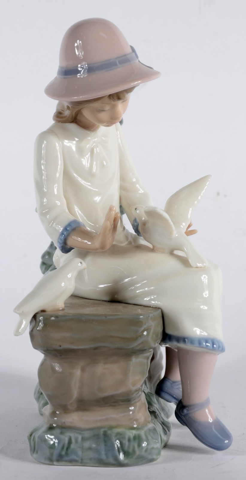 Escultura do porcelana espanhola policromada representando menina com... - foto 5 de 10