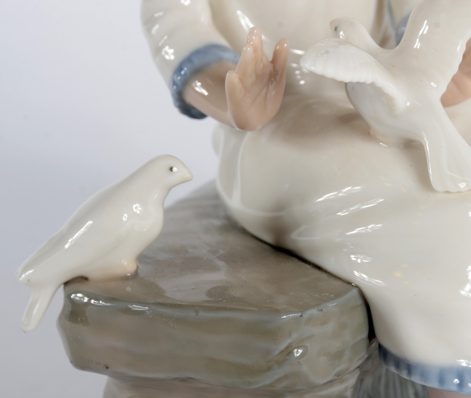 Escultura do porcelana espanhola policromada representando menina com... - foto 6 de 10