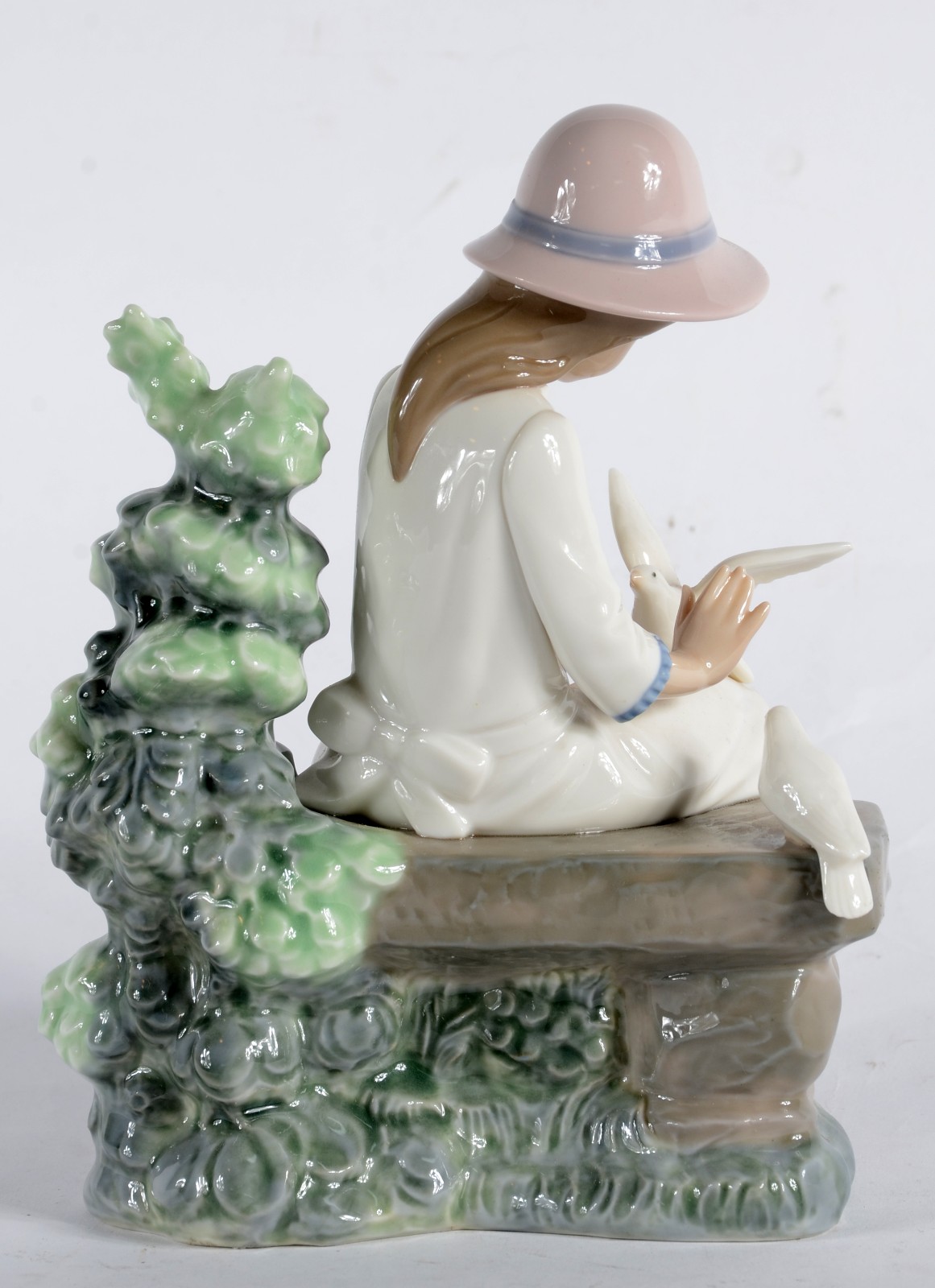 Escultura do porcelana espanhola policromada representando menina com... - foto 7 de 10