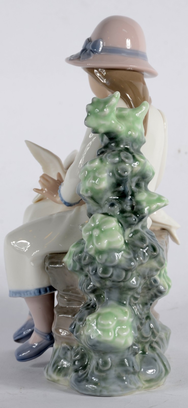 Escultura do porcelana espanhola policromada representando menina com... - foto 8 de 10