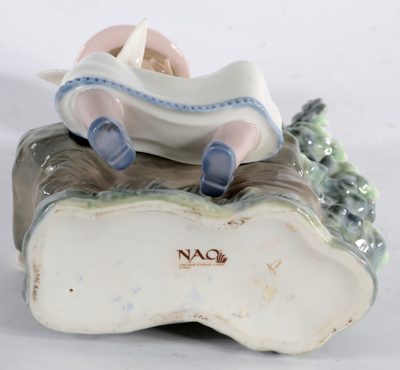 Escultura do porcelana espanhola policromada representando menina com... - foto 9 de 10