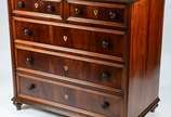 Cômoda de madeira nobre, duas gavetinhas e três... - Cômoda de madeira nobre, duas gavetinhas e três gavetões, entrada das chaves de osso.