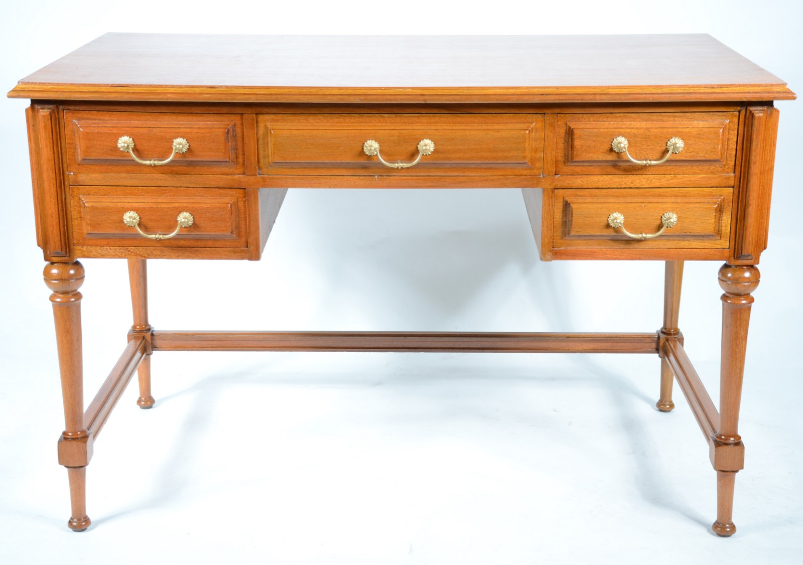 Mesa para escritório de madeira clara com 5 gavetas com puxadores de... - foto 2 de 8