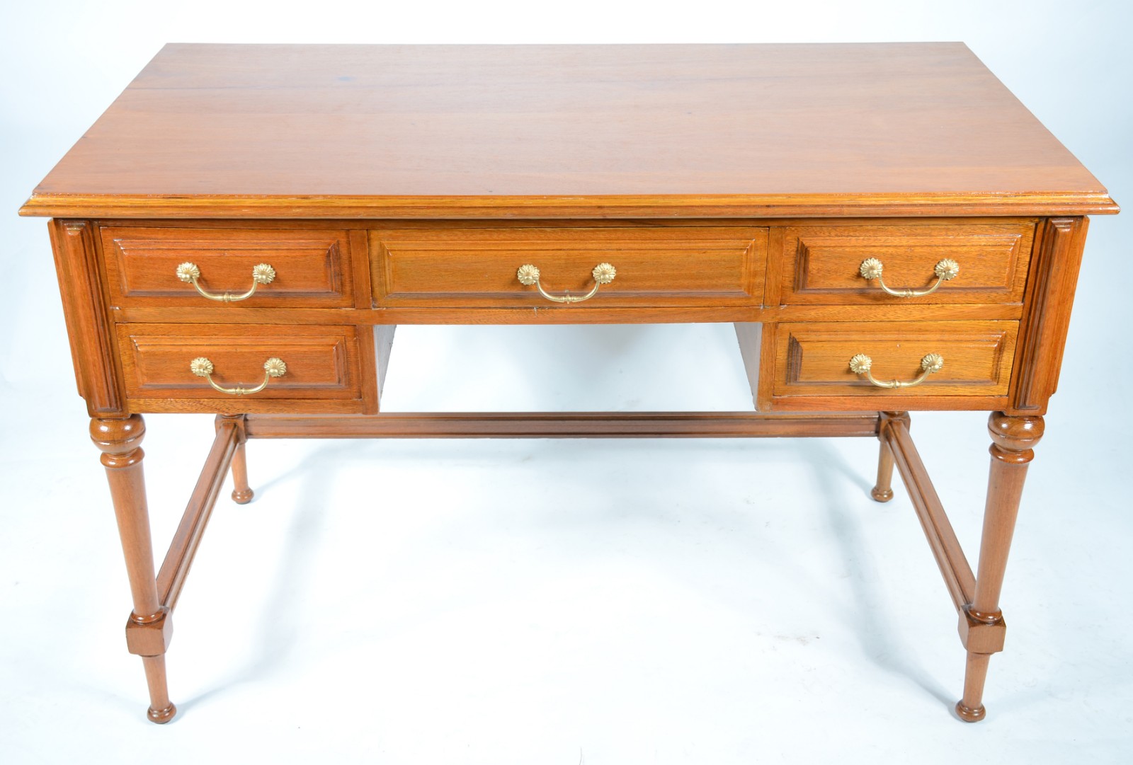 Mesa para escritório de madeira clara com 5 gavetas com puxadores de... - foto 3 de 8