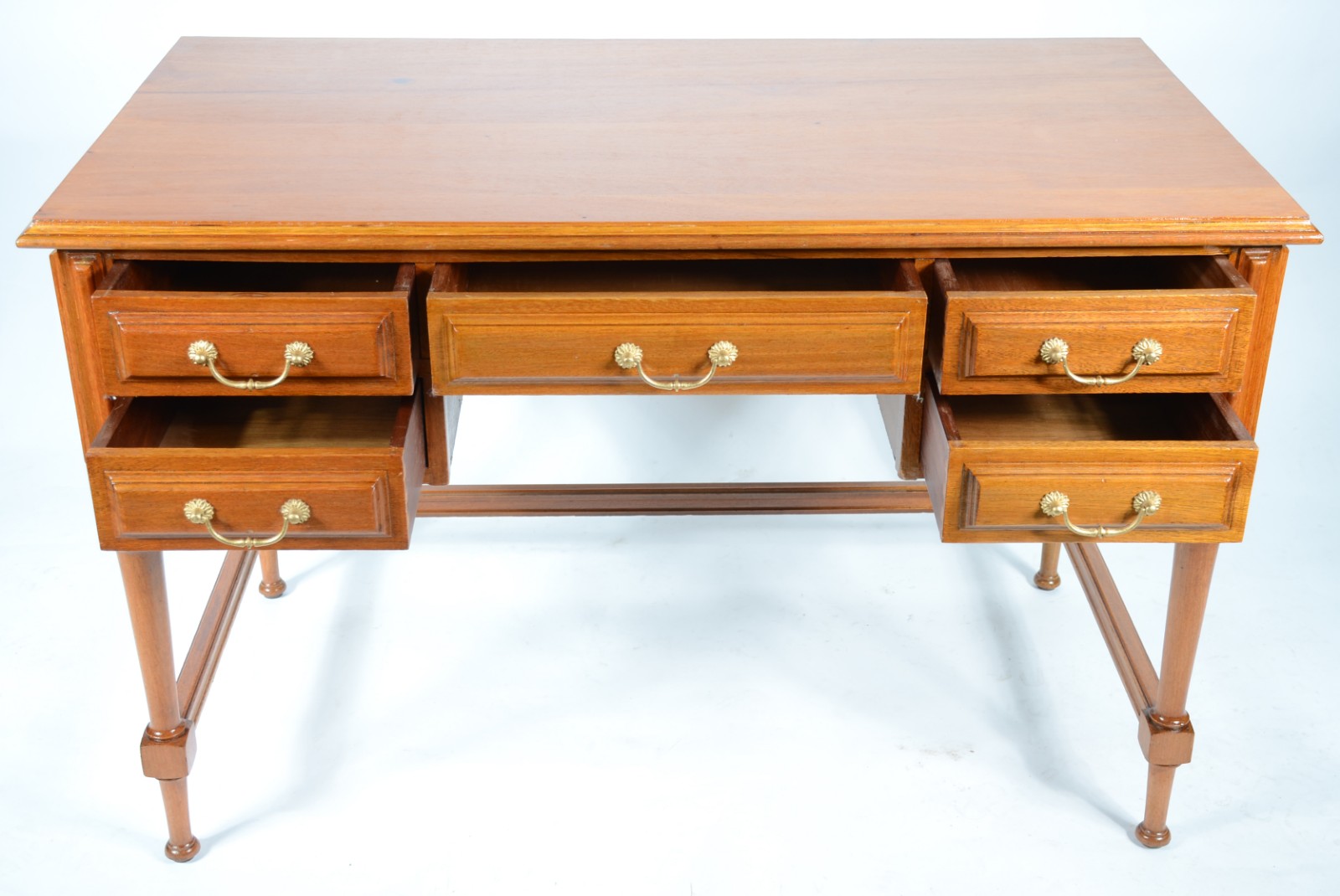 Mesa para escritório de madeira clara com 5 gavetas com puxadores de... - foto 4 de 8
