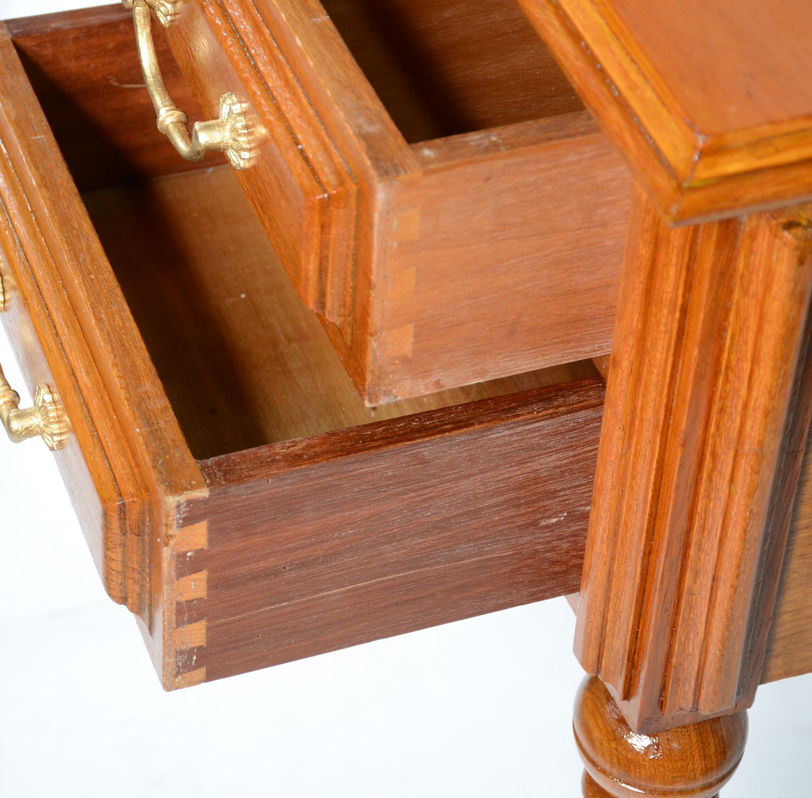 Mesa para escritório de madeira clara com 5 gavetas com puxadores de... - foto 5 de 8