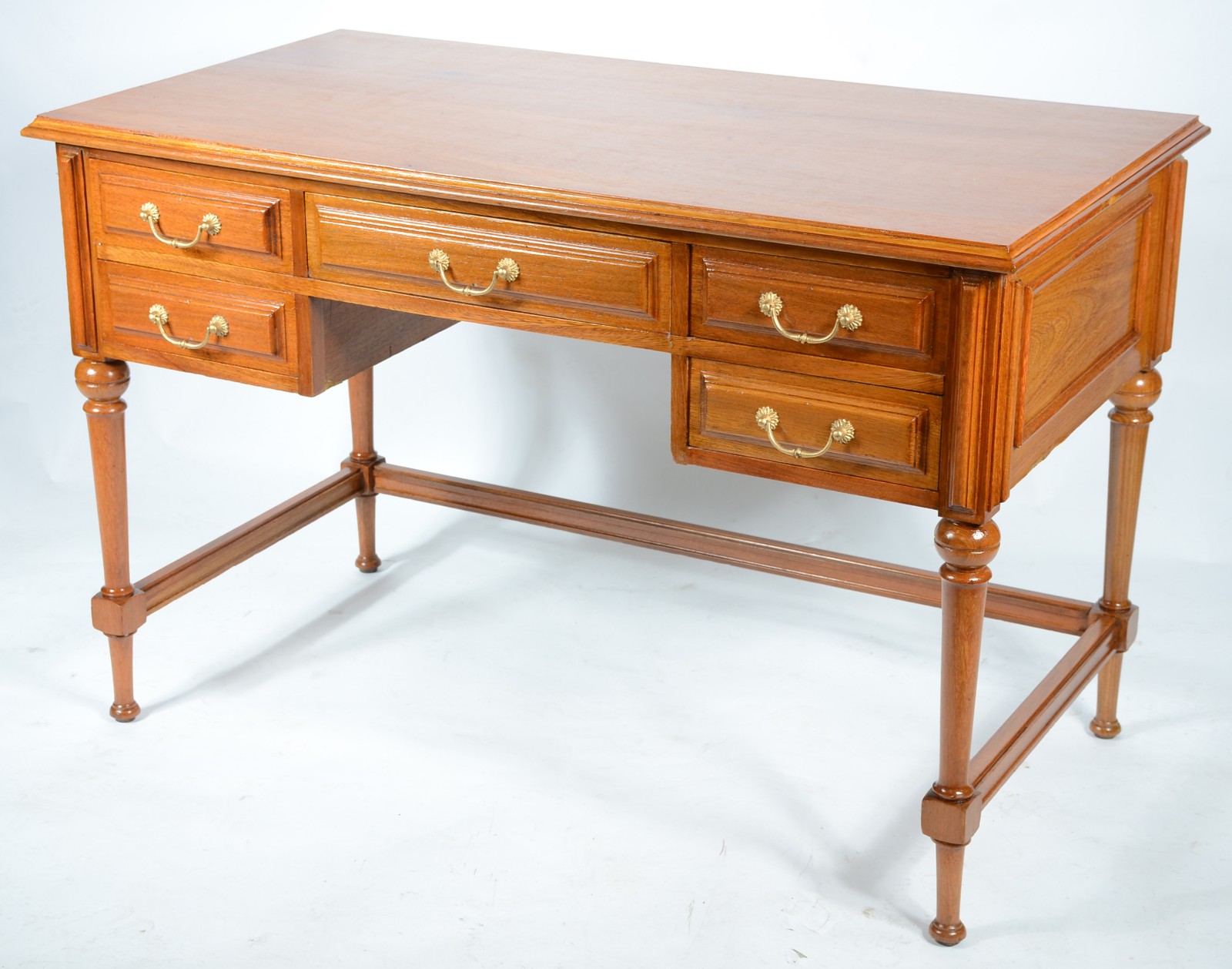 Mesa para escritório de madeira clara com 5 gavetas com puxadores de... - foto 1 de 8