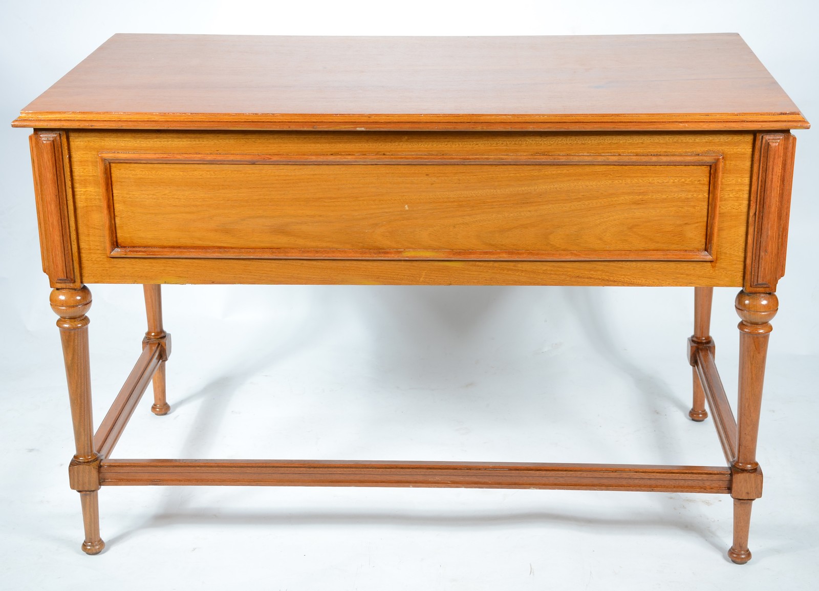 Mesa para escritório de madeira clara com 5 gavetas com puxadores de... - foto 8 de 8
