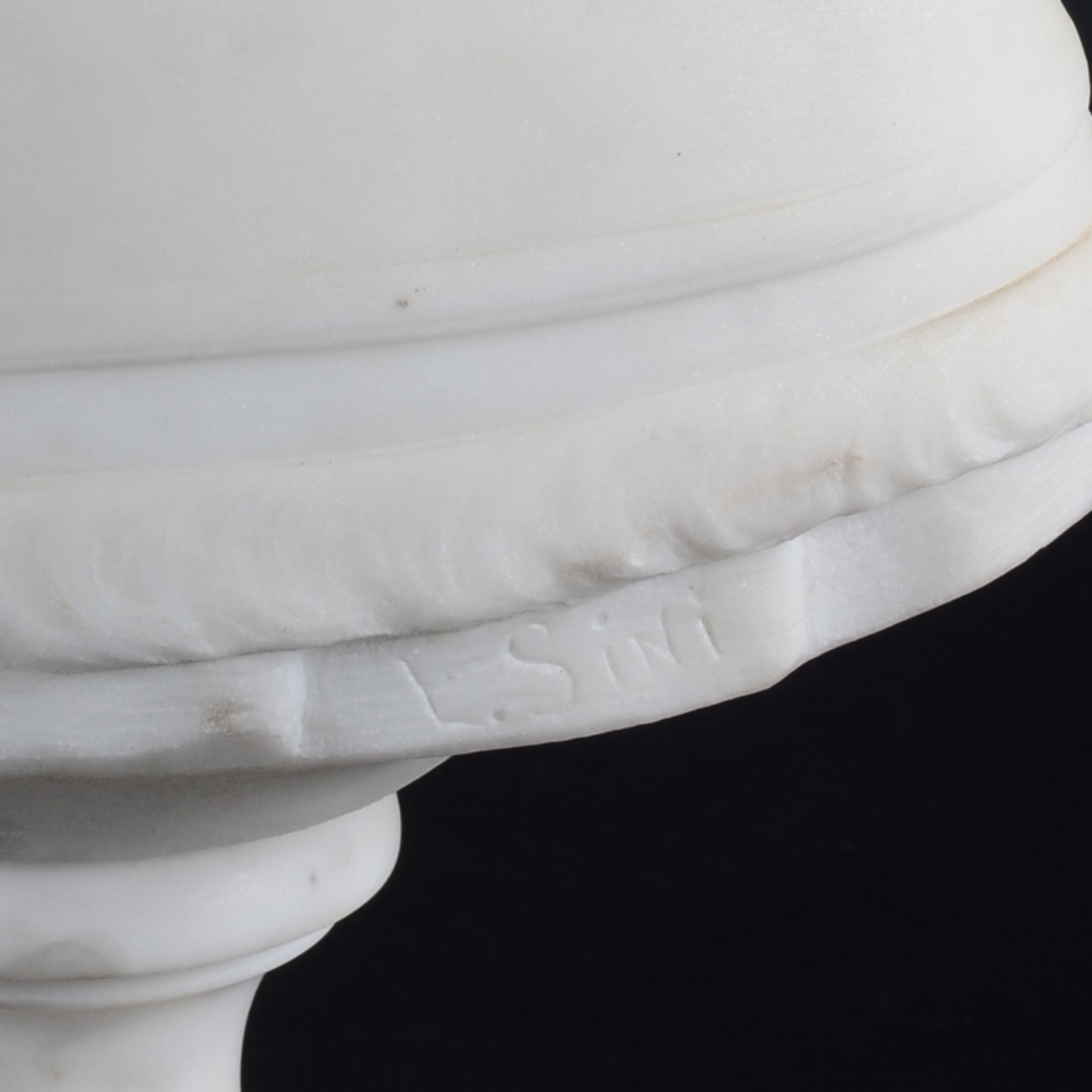 Busto de mármore representando figura feminina. Assinada. Restauro na... - foto 2 de 7
