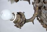 Lustre de metal dourado para 6 luzes com contas... - Lustre de metal dourado para 6 luzes com contas de cristal lapidado (parte inferior com os fios de contas arrebentadas e faltando partes). Desga...
