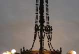 Lustre de metal dourado para 6 luzes com contas... - Lustre de metal dourado para 6 luzes com contas de cristal lapidado (parte inferior com os fios de contas arrebentadas e faltando partes). Desga...