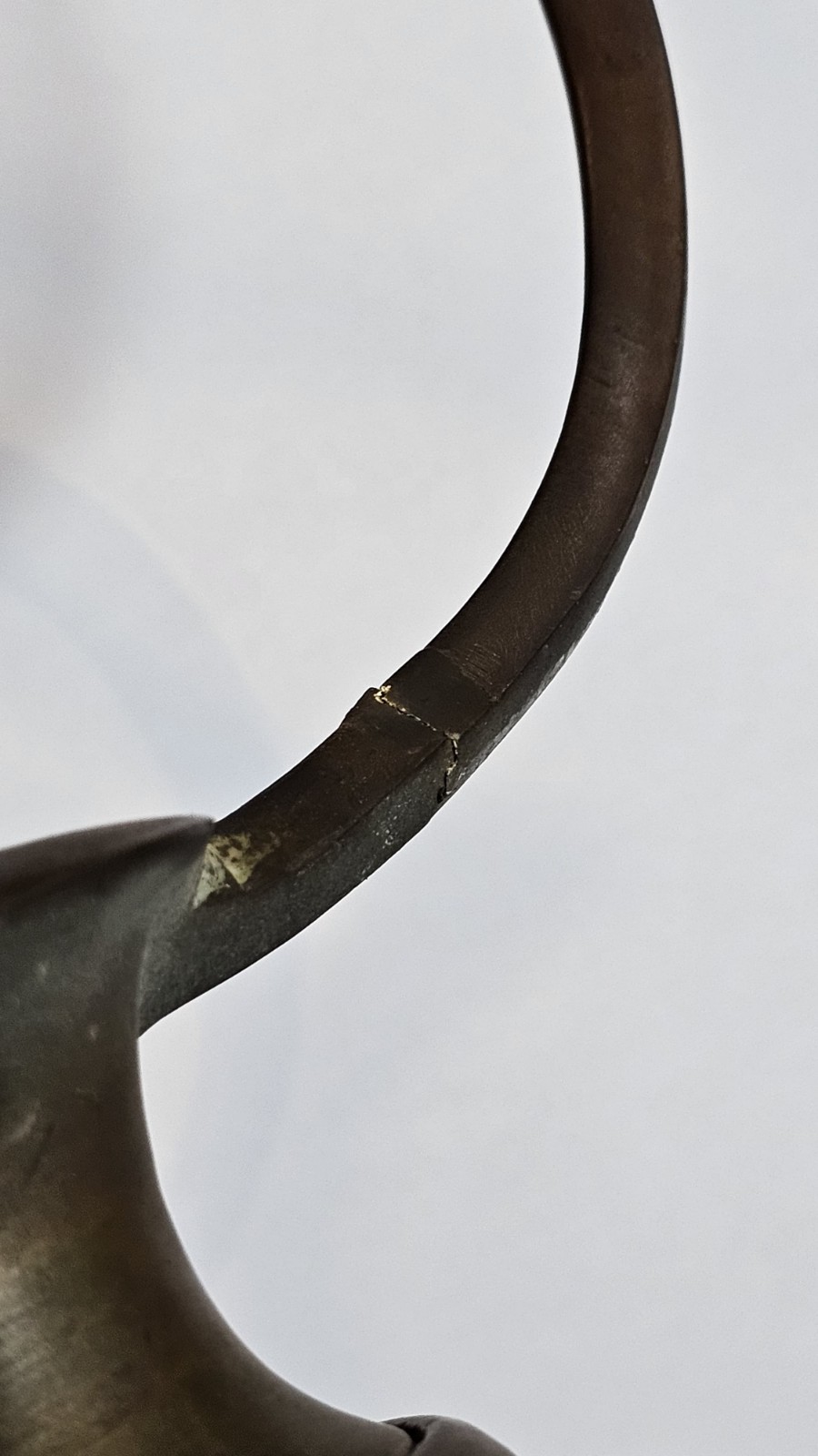Lanterna de metal dourado e vidro, feitio oval, para 3 luzes. Uma das... - foto 4 de 4