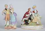 Dois grupos escultóricos de porcelana europeia ... - Dois grupos escultóricos de porcelana europeia representando casais românticos. Cabeças coladas e  partes com "quebrados". No estado, precisando...