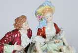 Dois grupos escultóricos de porcelana europeia ... - Dois grupos escultóricos de porcelana europeia representando casais românticos. Cabeças coladas e  partes com "quebrados". No estado, precisando...