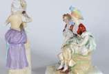 Dois grupos escultóricos de porcelana europeia ... - Dois grupos escultóricos de porcelana europeia representando casais românticos. Cabeças coladas e  partes com "quebrados". No estado, precisando...