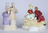 Dois grupos escultóricos de porcelana europeia ... - Dois grupos escultóricos de porcelana europeia representando casais românticos. Cabeças coladas e  partes com "quebrados". No estado, precisando...