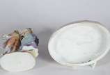 Dois grupos escultóricos de porcelana europeia ... - Dois grupos escultóricos de porcelana europeia representando casais românticos. Cabeças coladas e  partes com "quebrados". No estado, precisando...