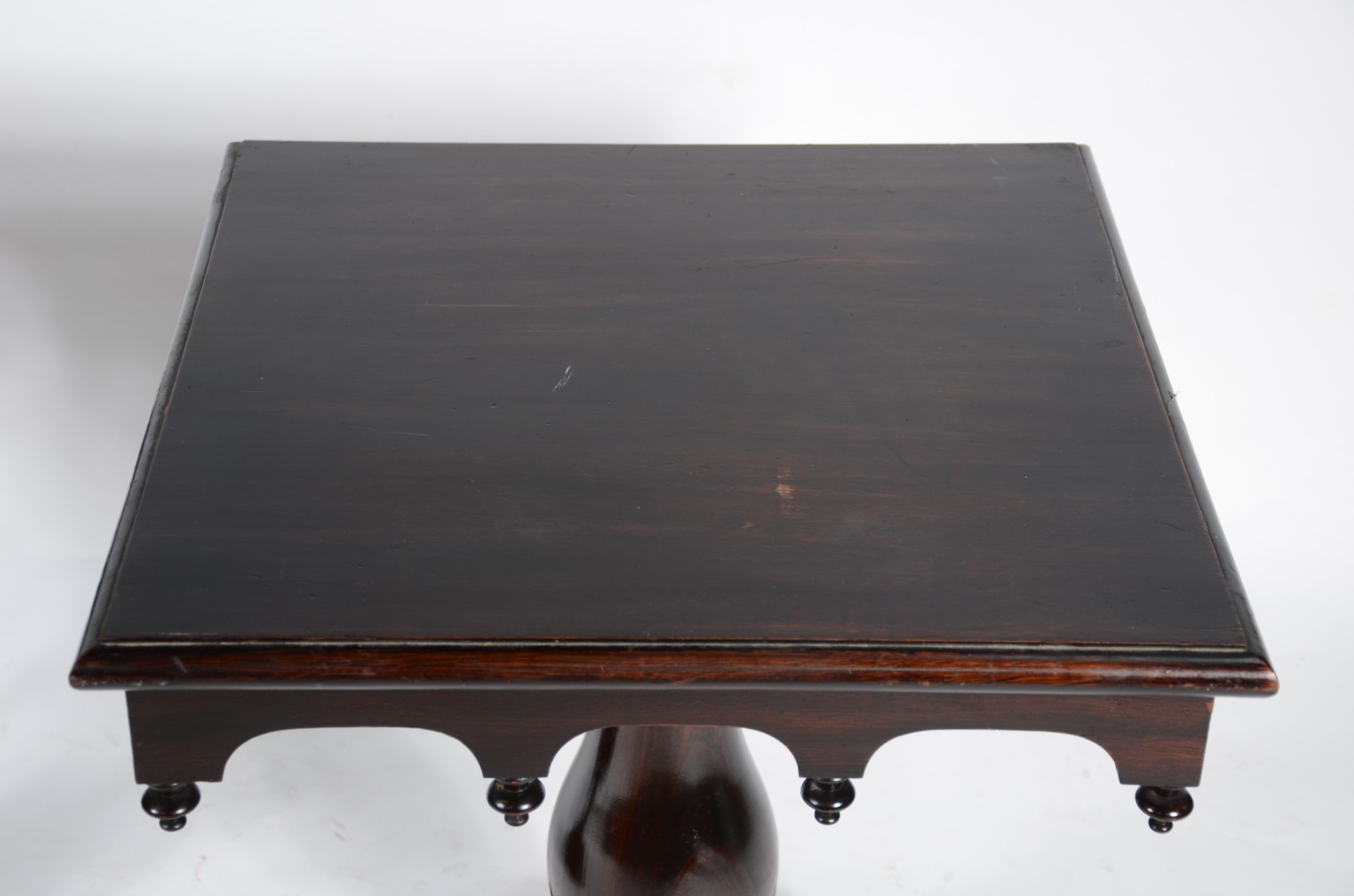 Par de mesas laterais de madeira nobre, tampos quadrados com saias... - foto 6 de 11