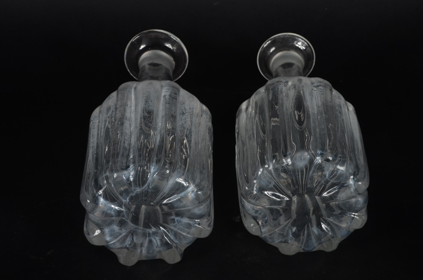 Par de garrafas de cristal lapidadas em gomos. Mofadas, tampas... - foto 3 de 4