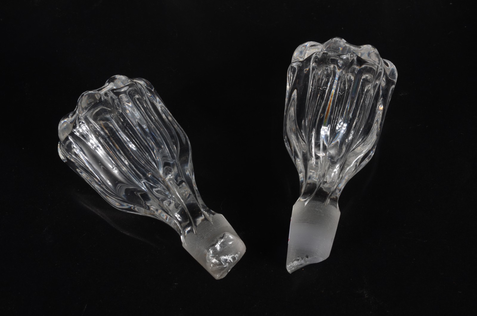 Par de garrafas de cristal lapidadas em gomos. Mofadas, tampas... - foto 4 de 4