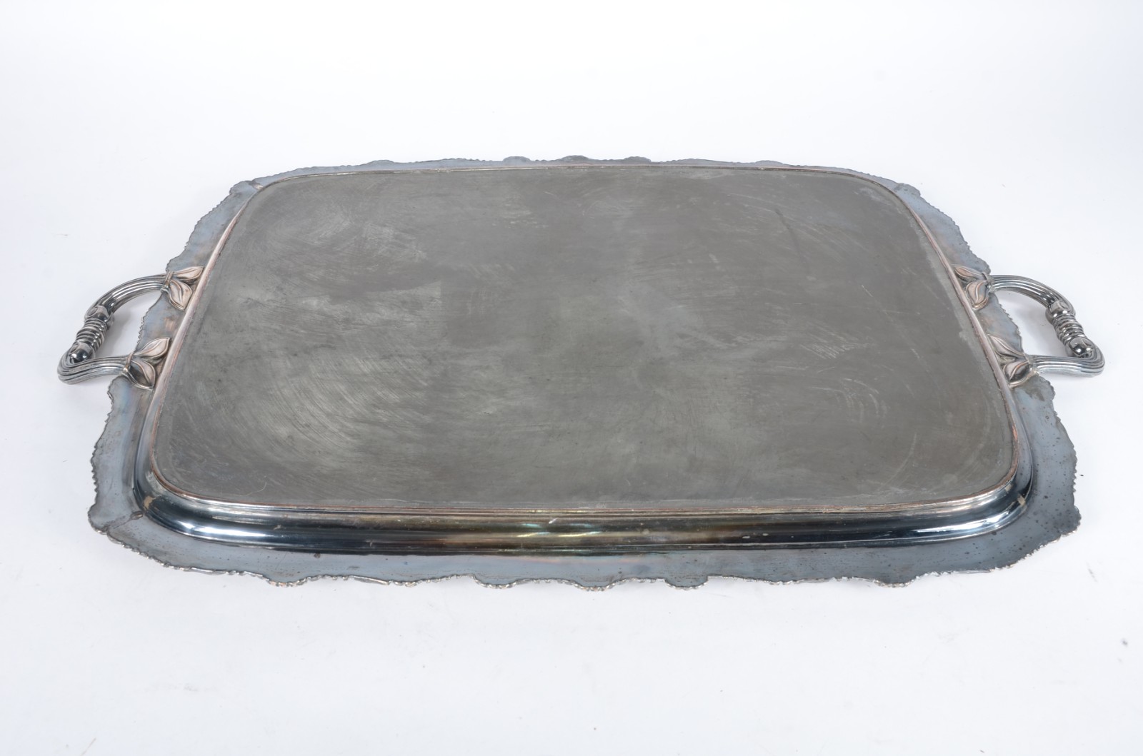 Grande bandeja de metal prateado com alças. Desgastes no metal. - foto 4 de 4