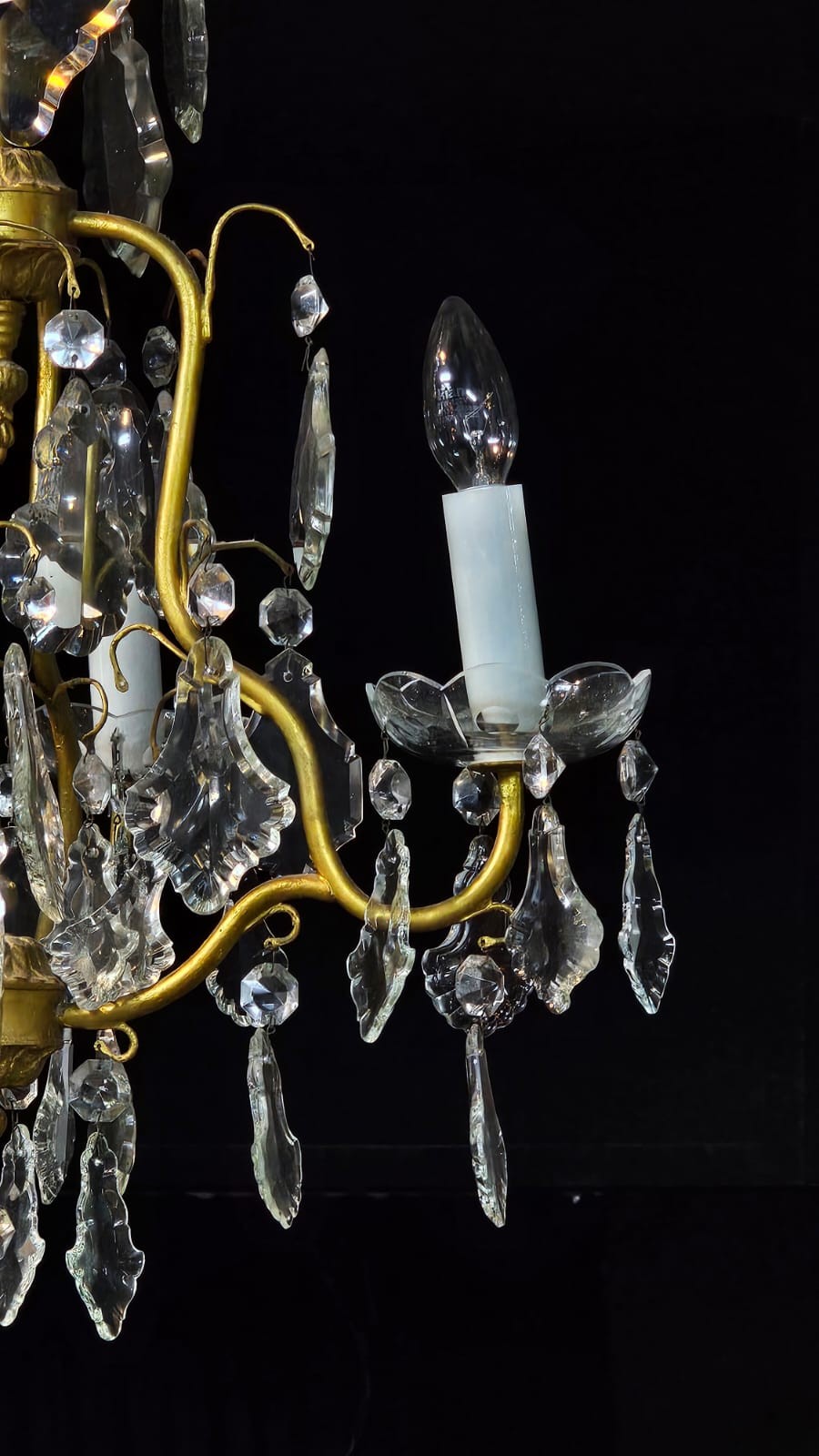 Lustre para 4 luzes de metal dourado com placas de cristal. - foto 2 de 3