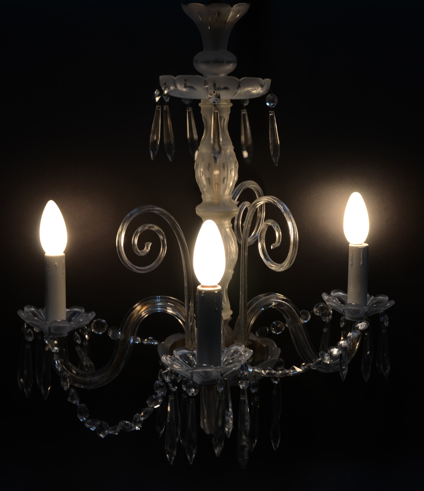 Lustre para 3 luzes de cristal com pingentes lapidados. - foto 3 de 3