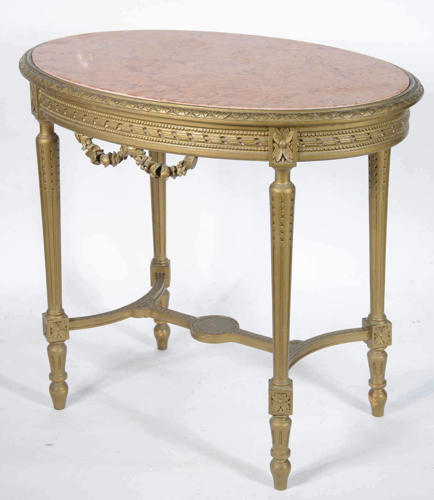 Mesa de madeira nobre com pátina dourada, feitio oval, estilo... - foto 1 de 5