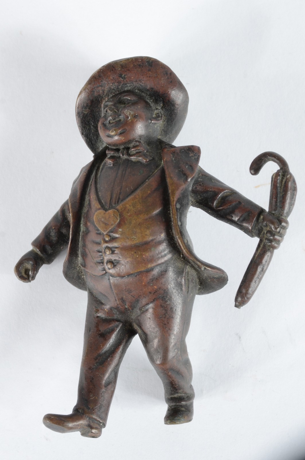 Escultura de bronze patinado representando figura masculina com... - foto 1 de 5