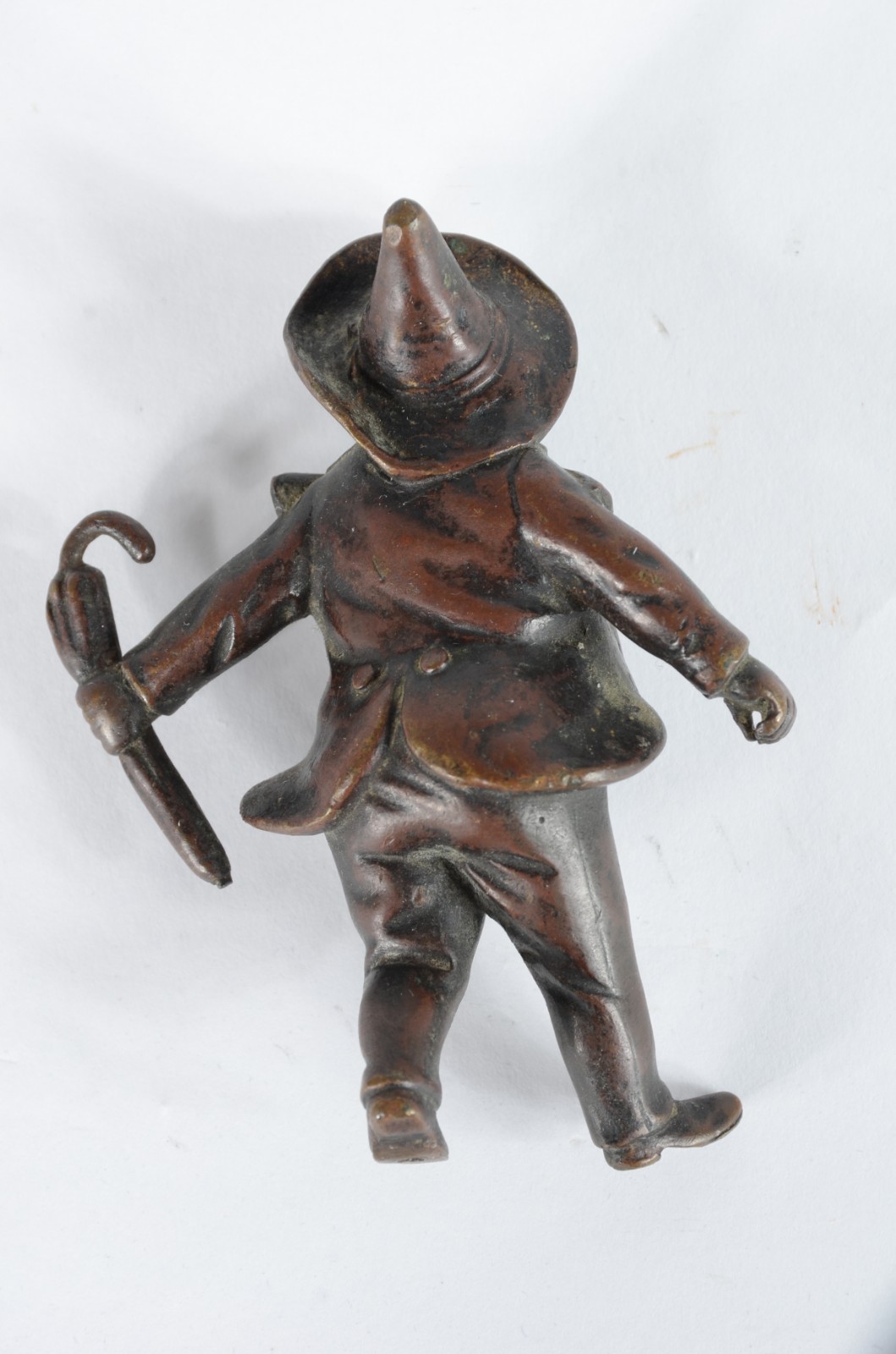 Escultura de bronze patinado representando figura masculina com... - foto 4 de 5