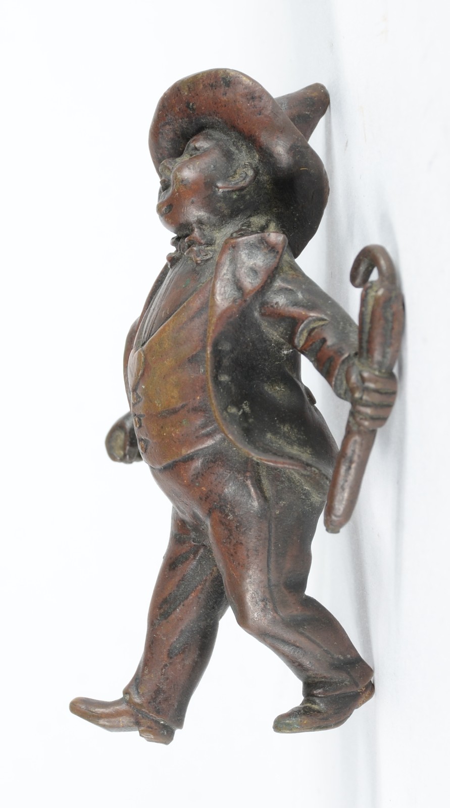 Escultura de bronze patinado representando figura masculina com... - foto 2 de 5