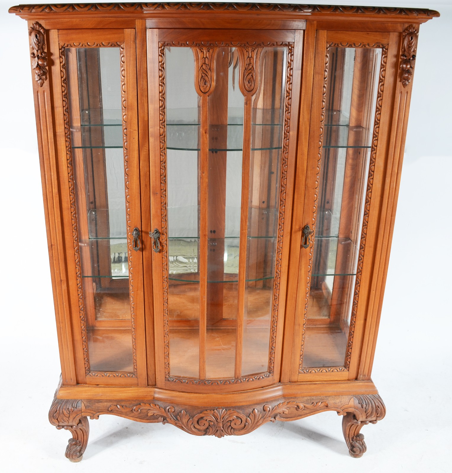 Vitrine de madeira nobre com portas e laterais de vidro bisotado... - foto 2 de 4