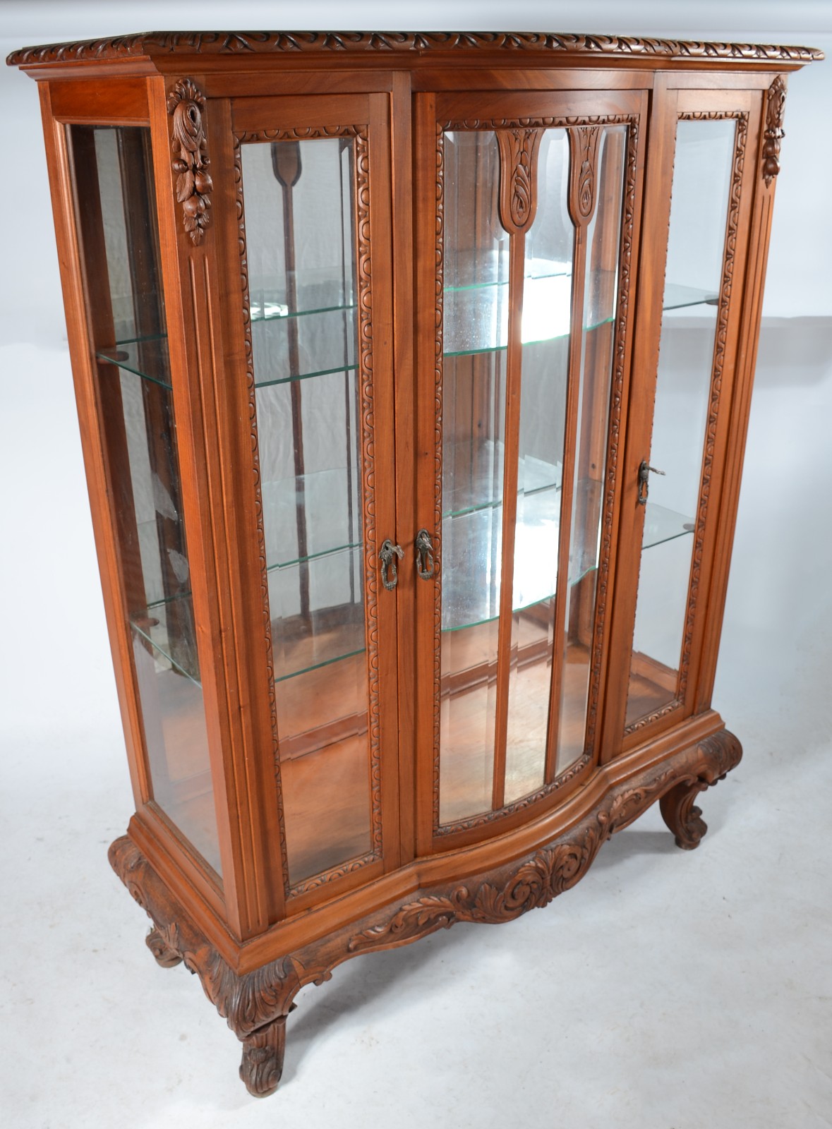Vitrine de madeira nobre com portas e laterais de vidro bisotado... - foto 1 de 4
