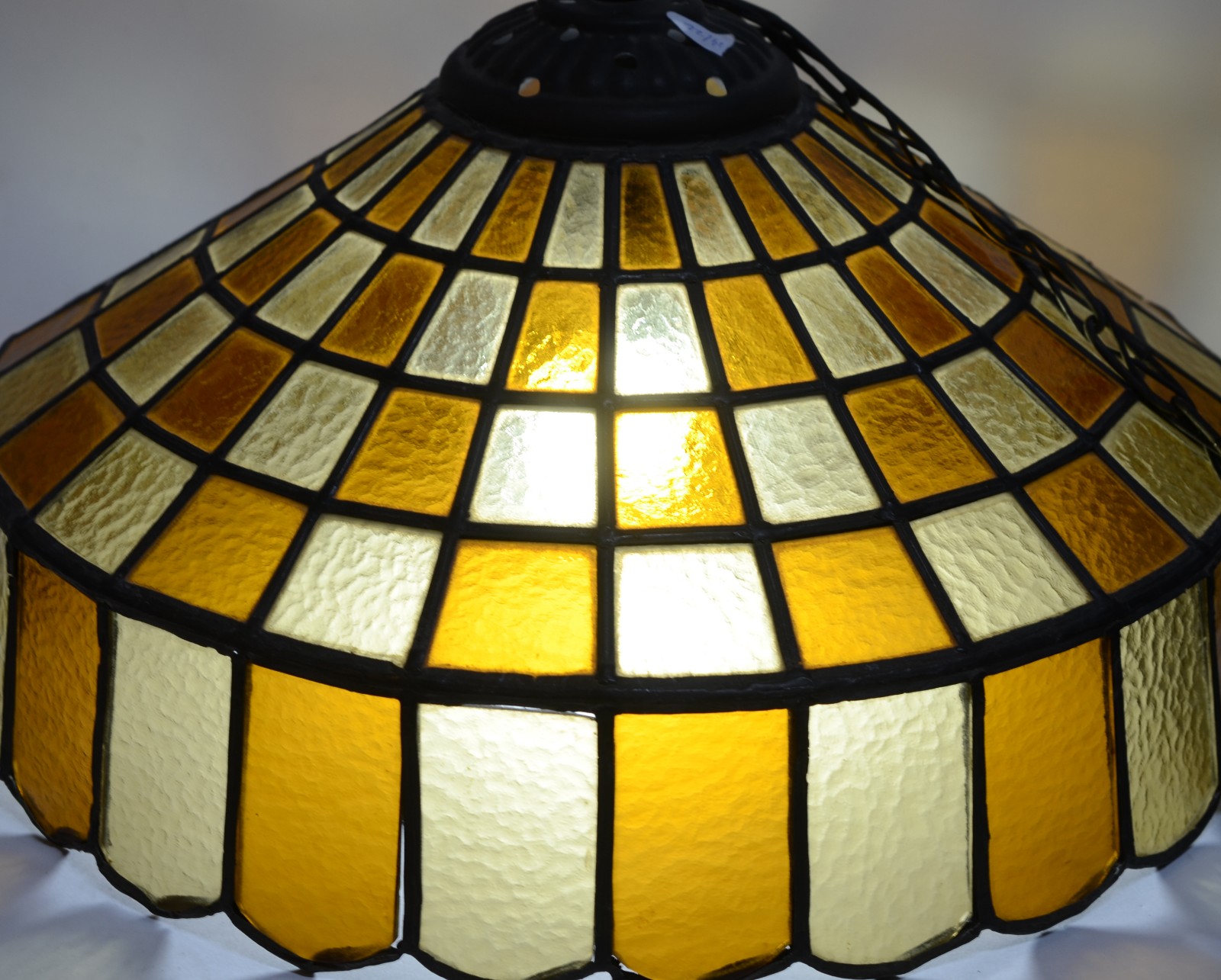 Lustre com placas de vidro na cor âmbar. Desgastes e defeitos. - foto 5 de 5