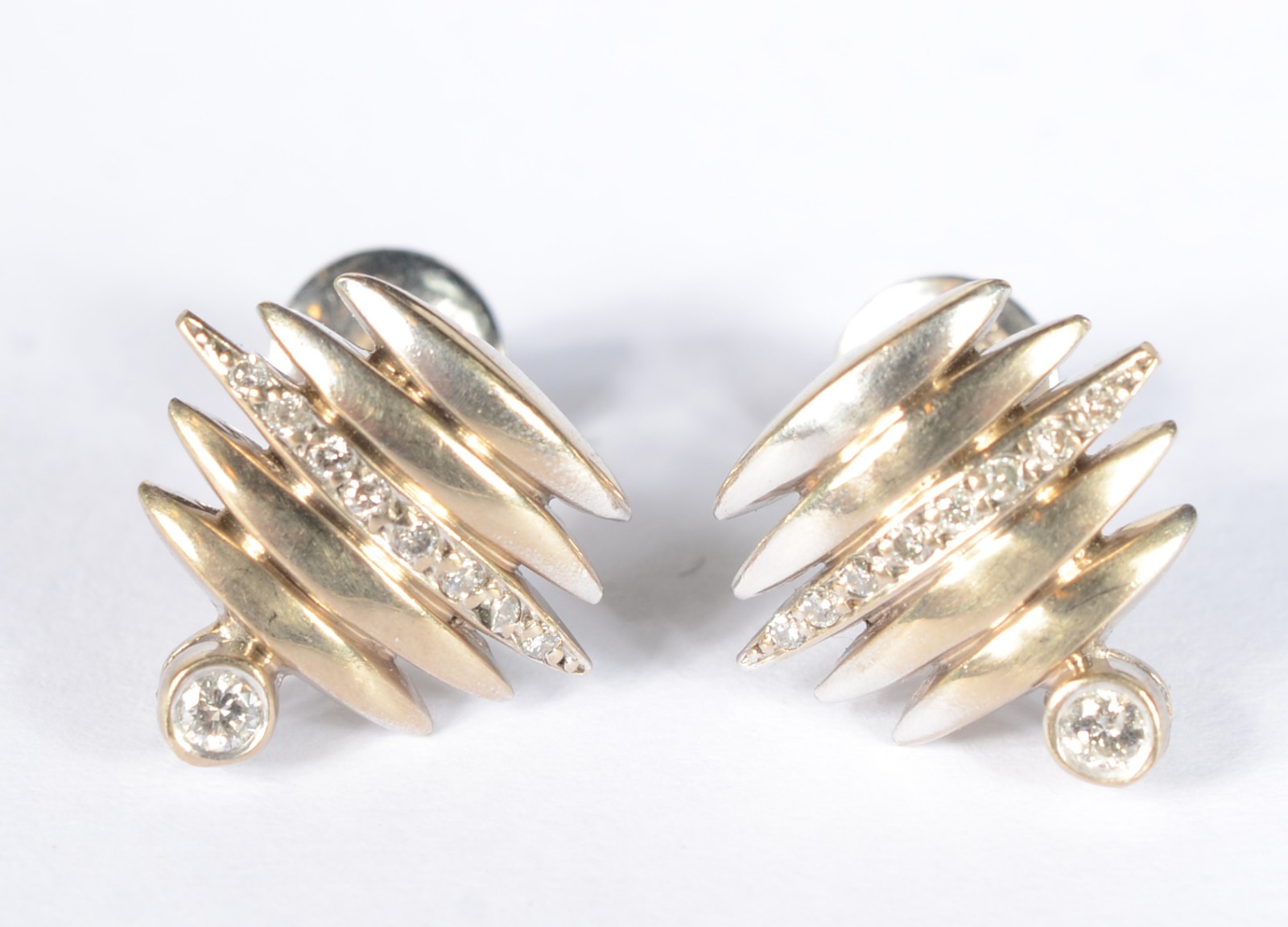 Par de brincos de ouro branco e ouro 18 k., cravejada com brilhantes... - foto 2 de 6
