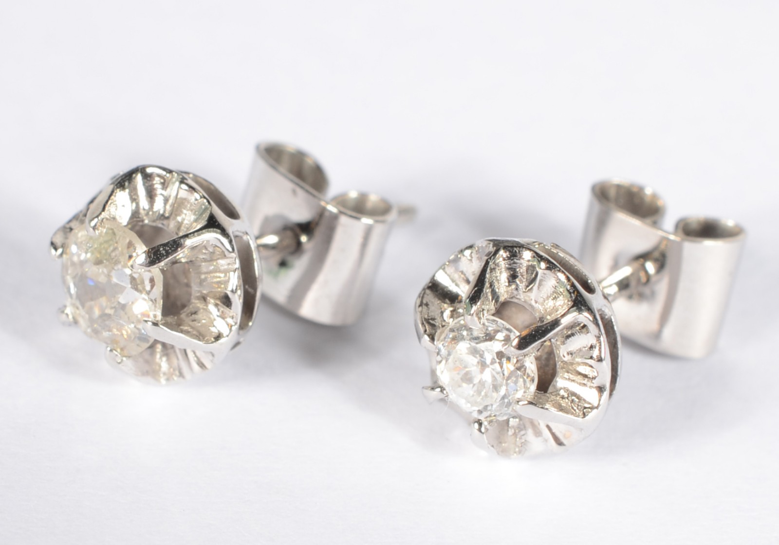 Par de brincos de ouro branco com dois brilhantes de 0,20 ct, total... - foto 1 de 5