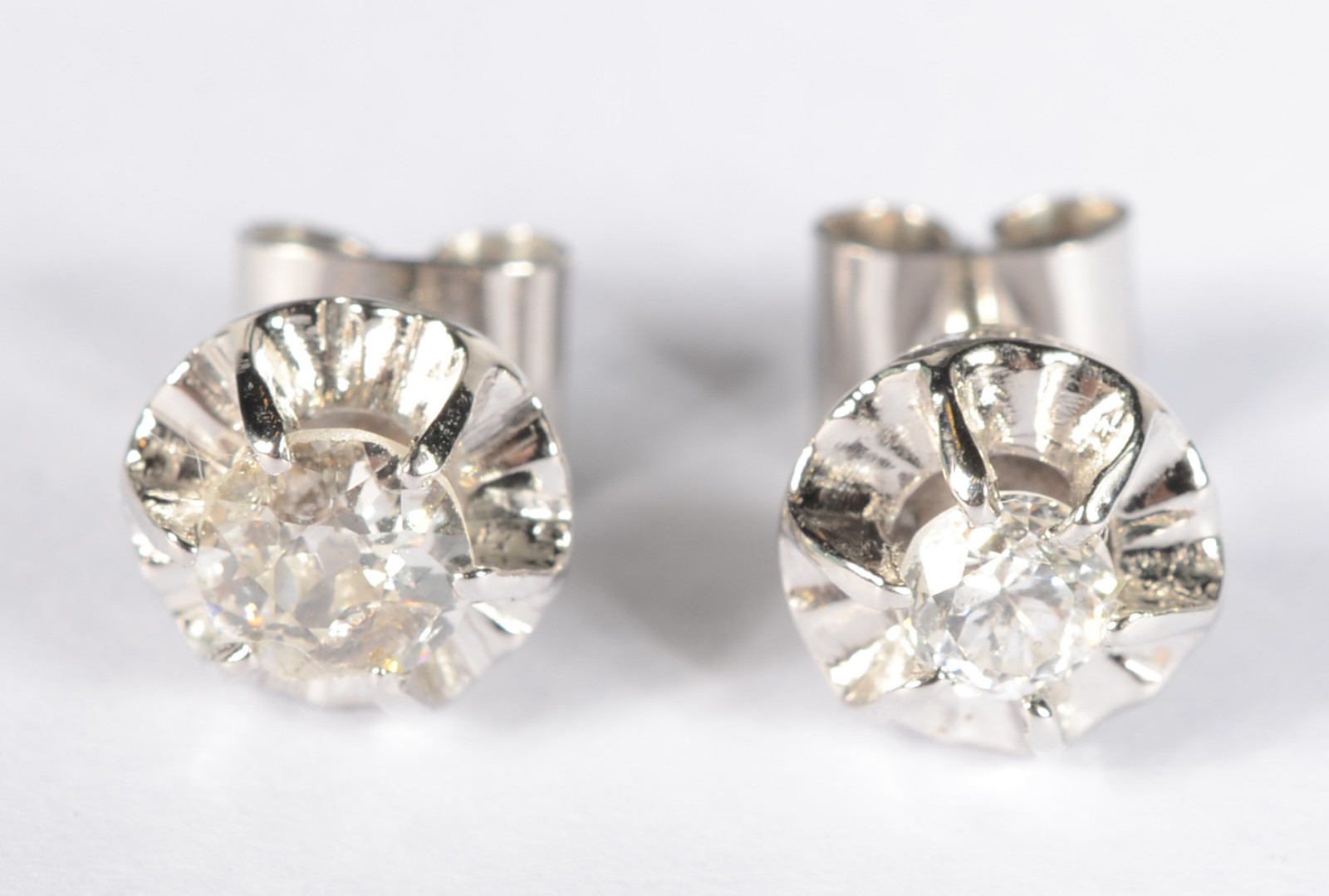 Par de brincos de ouro branco com dois brilhantes de 0,20 ct, total... - foto 2 de 5