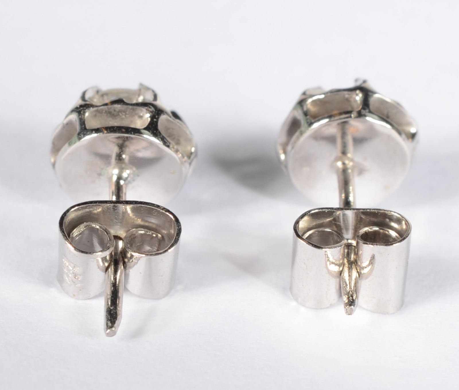 Par de brincos de ouro branco com dois brilhantes de 0,20 ct, total... - foto 3 de 5