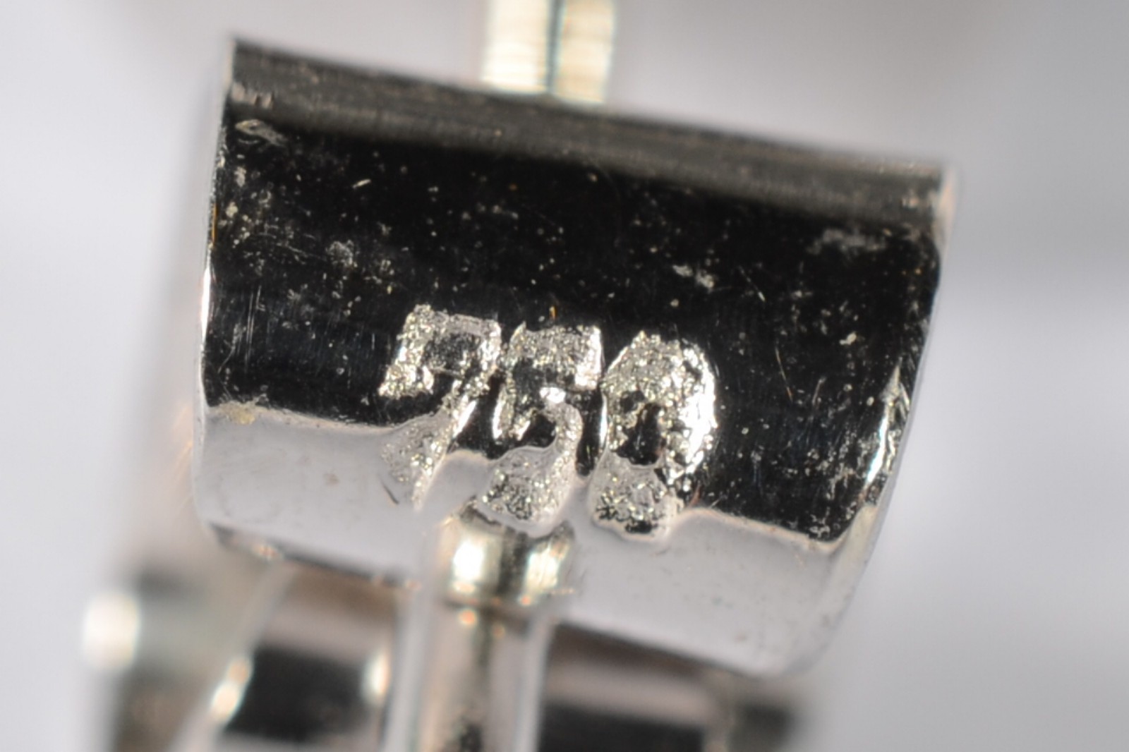 Par de brincos de ouro branco com dois brilhantes de 0,20 ct, total... - foto 4 de 5