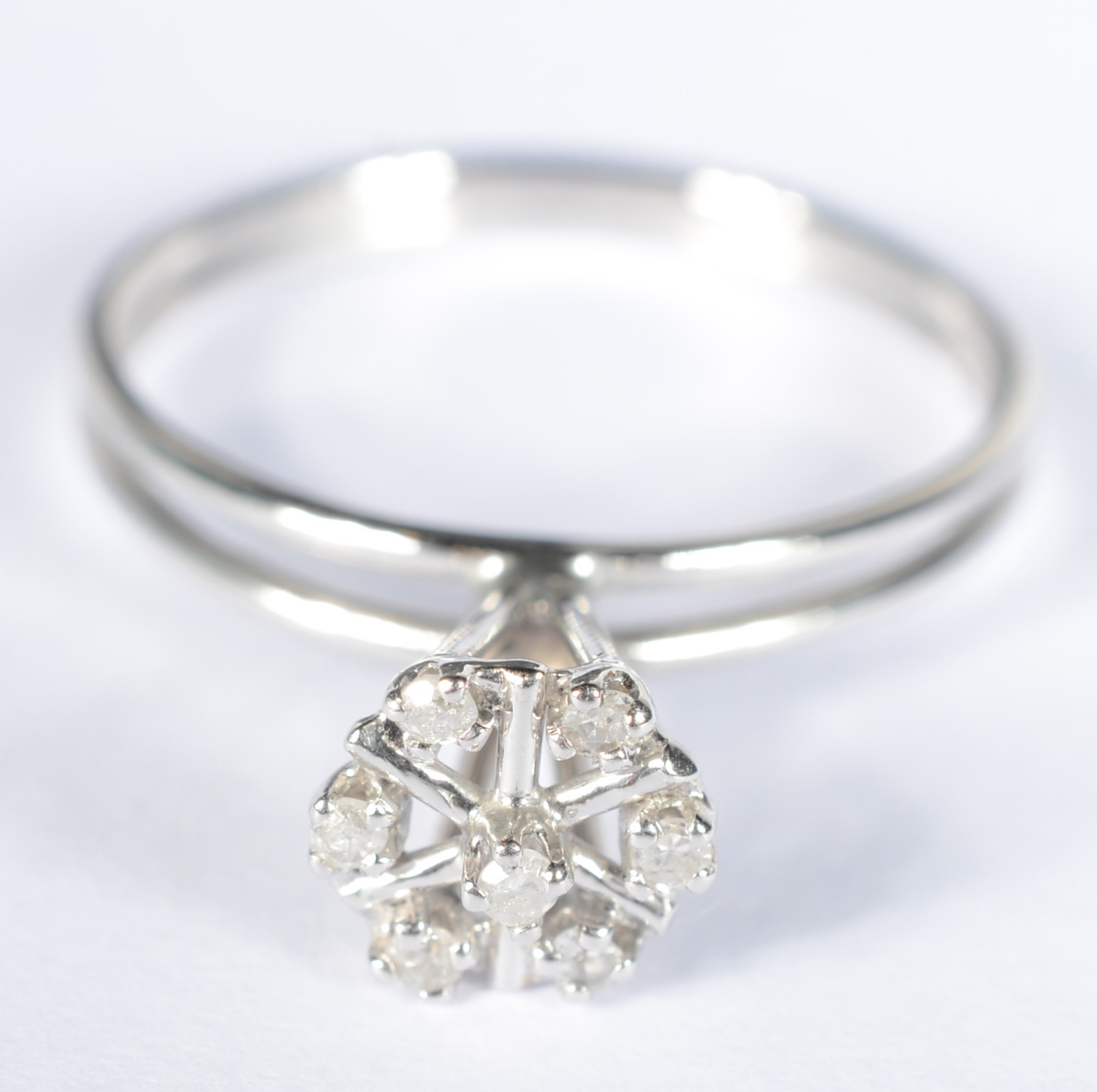 Anel feitio chuveiro de ouro branco com mini brilhantes. Aro 15. (Por... - foto 2 de 4