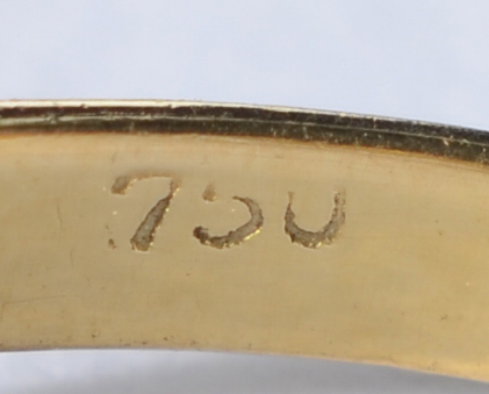 Anel de ouro 18 k., contraste 750 mls com pedras rubi e brilhantes... - foto 5 de 5