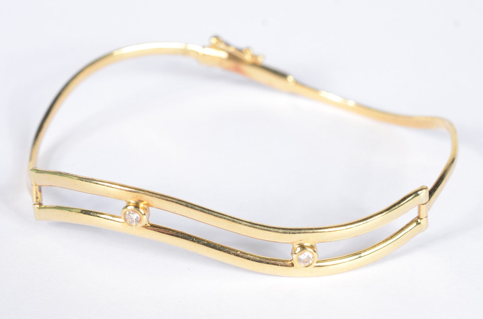 Pulseira de ouro 18 k., contraste 750 mls com dois brilhantes. (Por... - foto 1 de 5