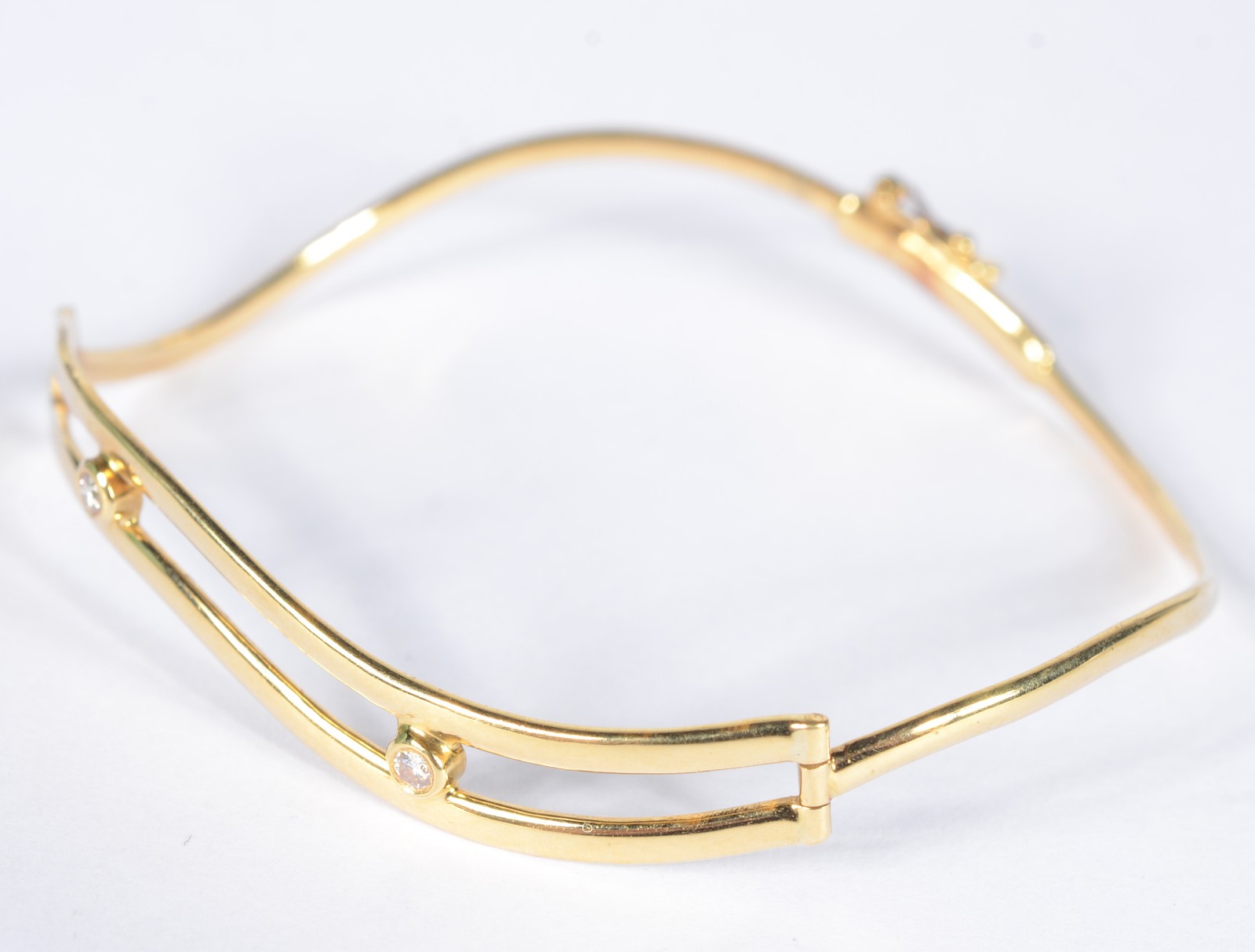Pulseira de ouro 18 k., contraste 750 mls com dois brilhantes. (Por... - foto 2 de 5